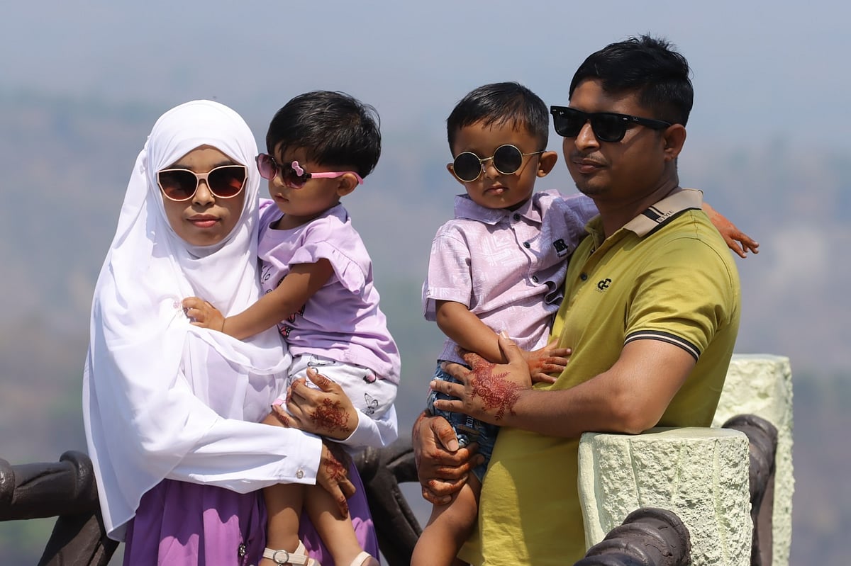 ঈদের ছুটি শেষ হয়ে গেলেও আজও বিপুলসংখ্যক পর্যটক বান্দরবান বেড়াতে আসেন। আজ সকালে নীলাচল পর্যটন কেন্দ্রে সন্তানদের নিয়ে বেড়াতে আসেন এই দম্পতি