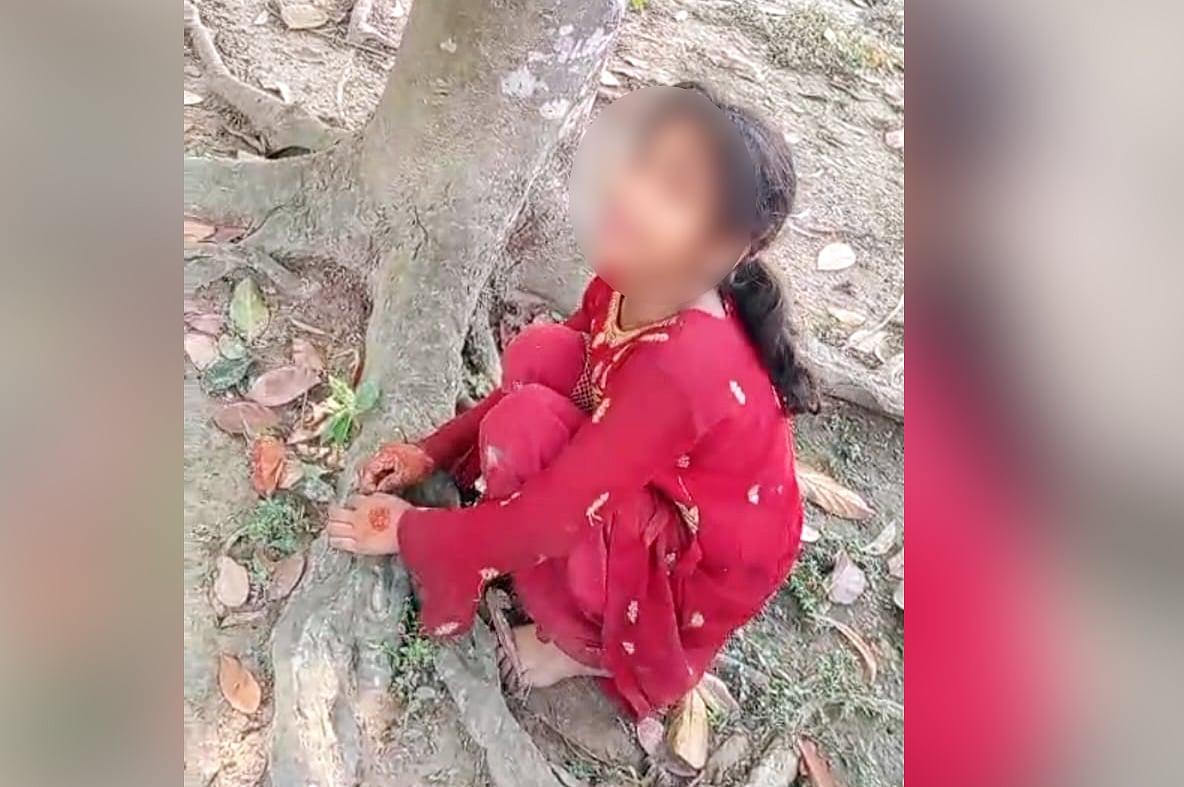 মায়ের কবরের পাশে বসে কাঁদছে শিশু ছামিয়া আক্তার। কুমিল্লার লালমাই উপজেলার বাগমারা দক্ষিণ ইউনিয়ন পোহনকুছা পশ্চিমপাড়ায়