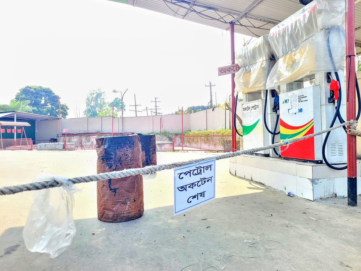 জ্বালানি তেলের সরবরাহ না থাকায় বন্ধ আছে ফিলিং স্টেশন। আজ মঙ্গলবার সকালে বগুড়ার শহীদ জিয়াউর রহমান মেডিকেল কলেজ হাসপাতাল সংলগ্ন শাকপালা এলাকায়