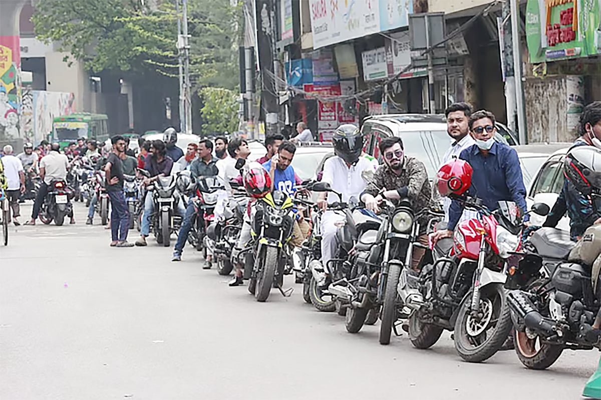 পেট্রলপাম্প থেকে তেল নেওয়ার জন্য মোটরসাইকেলের দীর্ঘ লাইন