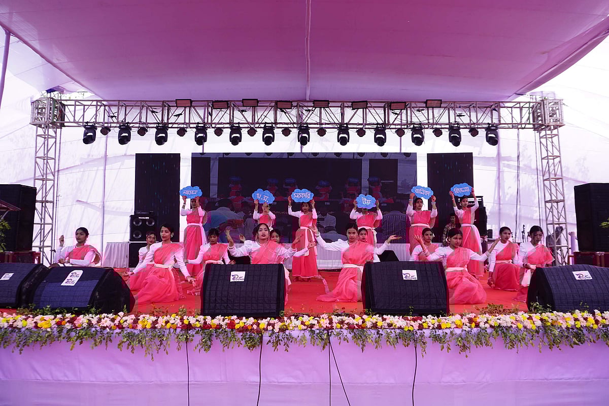 চাঁপাইনবাবগঞ্জের নাচোল খুরশেদ মোল্লা সরকারি উচ্চ বালিকা বিদ্যালয়ের সুবর্ণজয়ন্তী অনুষ্ঠানে শিক্ষার্থীদের গীতি আলেখ্য পরিবেশনা। গতকাল সোমবার সকালে