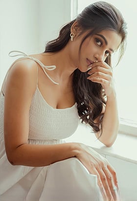 হোয়াইট এঞ্জেল লুকে মোহময়ী উষসী