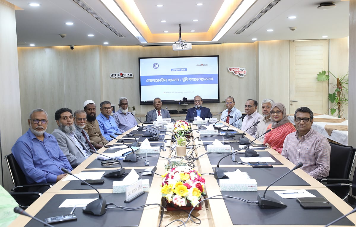 ‘কোলোরেক্টাল ক্যানসার: ঝুঁকি কমাতে সচেতনতা’ শীর্ষক গোলটেবিল বৈঠকে অংশগ্রহণকারীরা। ঢাকার প্রথম আলো কার্যালয়ে