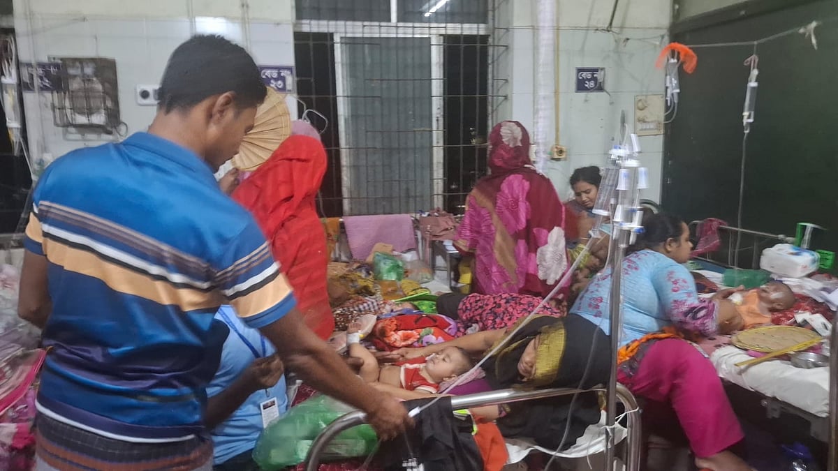 গাদাগাদি করে শিশুদের রাখা হয়েছে। বুধবার রাতে রাজশাহী মেডিকেল কলেজ হাসপাতালের ১০ নম্বর ওয়ার্ডে