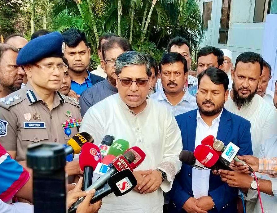 রাজশাহীতে সাংবাদিকদের সঙ্গে কথা বলছেন স্থানীয় সরকার প্রতিমন্ত্রী মীর শাহে আলম। বুধবার বিকেলে রাজশাহী সিটি করপোরেশনে