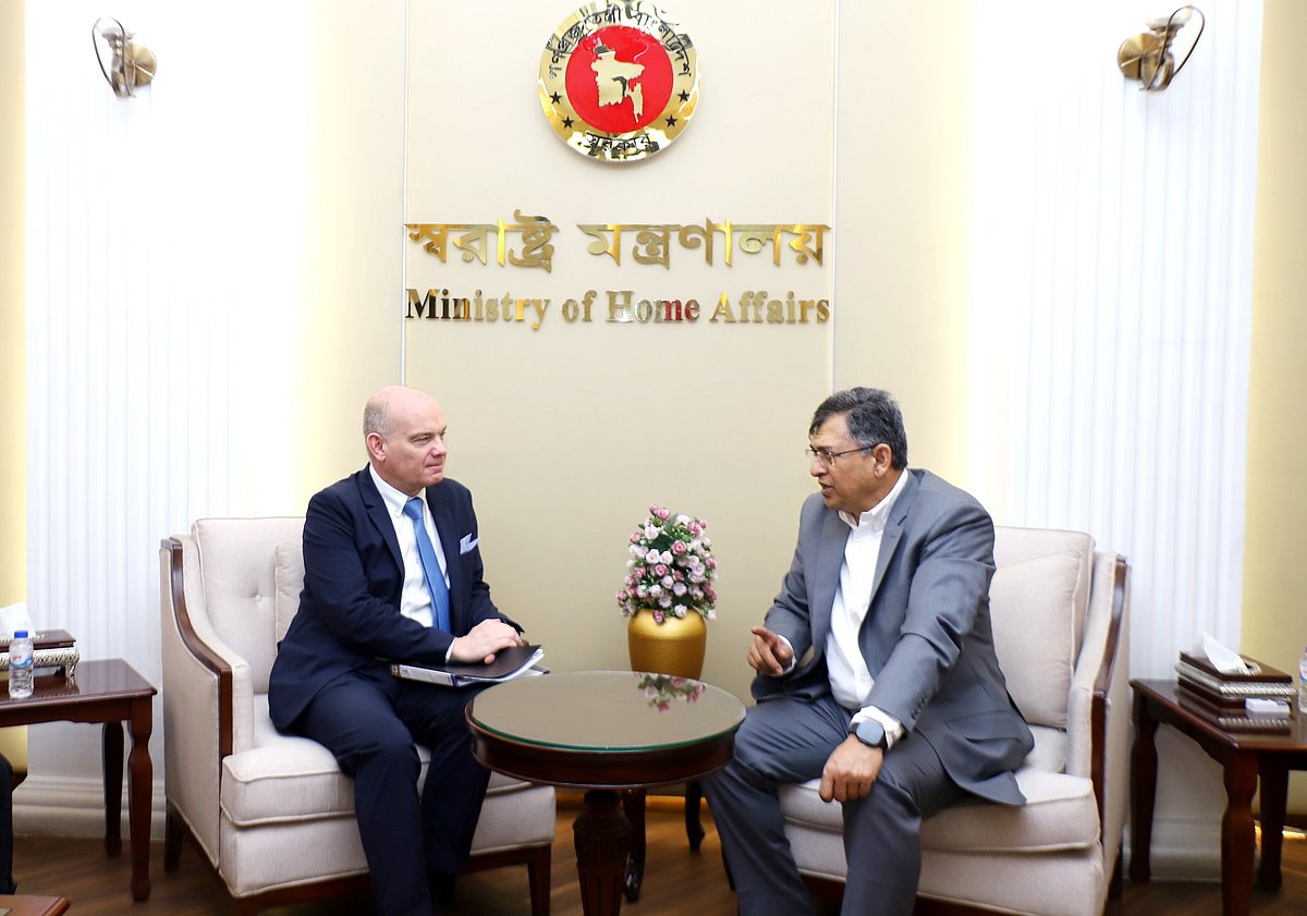 স্বরাষ্ট্রমন্ত্রী সালাহউদ্দিন আহমদের সঙ্গে বাংলাদেশে নিযুক্ত সুইজারল্যান্ডের রাষ্ট্রদূত রেটো রেংগলির সাক্ষাৎ। আজ বুধবার সচিবালয়ে