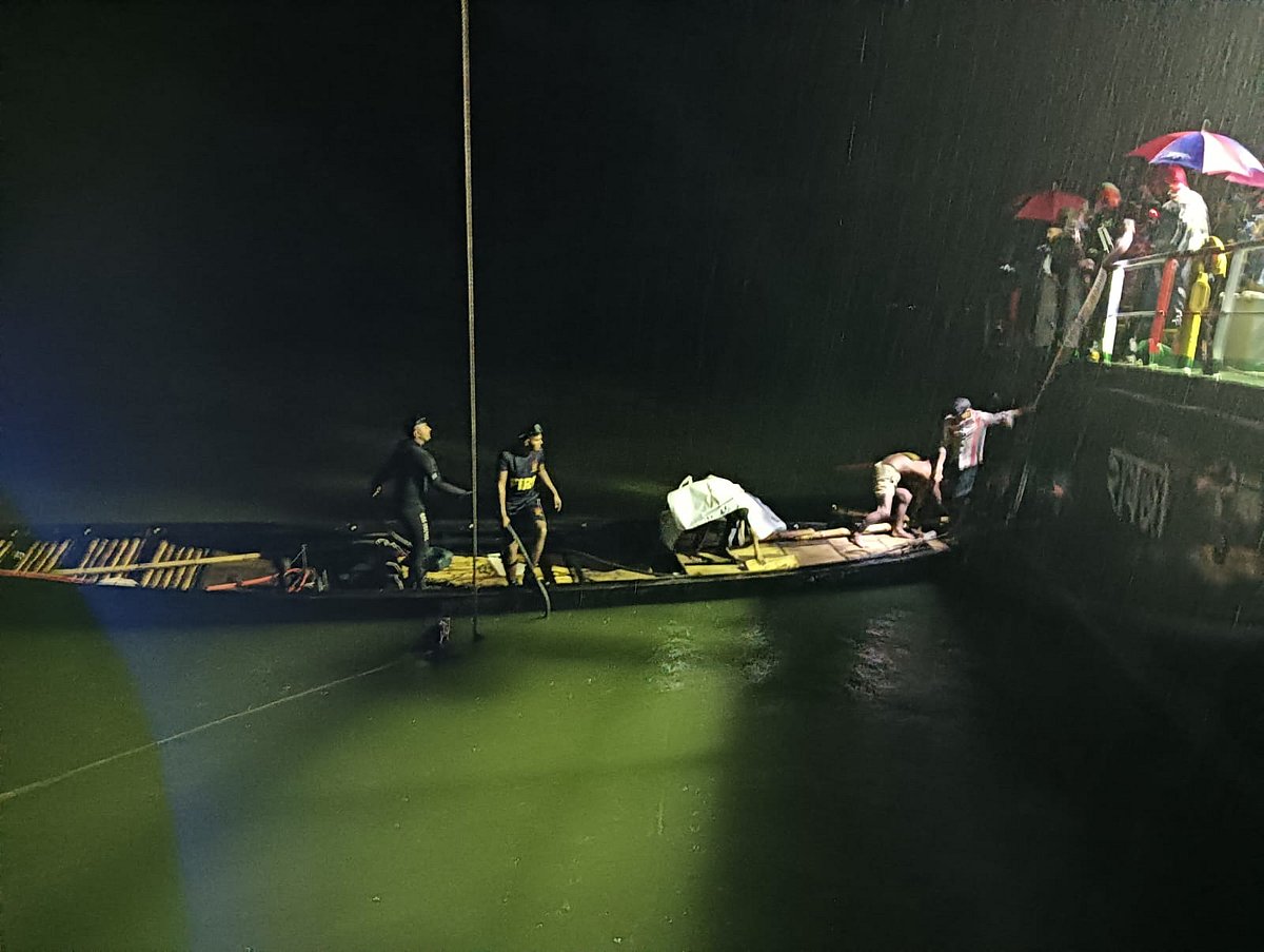 ডুবে যাওয়া বাসের যাত্রীদের উদ্ধারে ডুবুরিদলের তৎপরতা। বুধবার রাতে রাজবাড়ীর দৌলতদিয়া ফেরিঘাটে