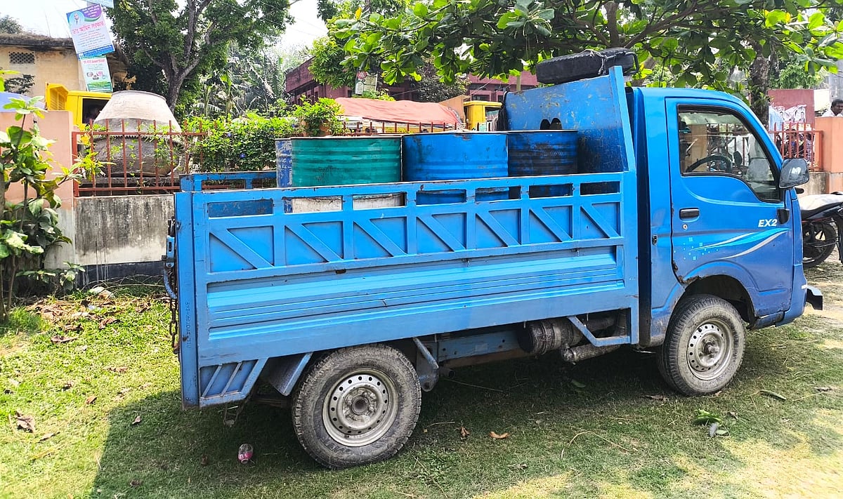 কালোবাজারে বিক্রির উদ্দেশ্যে নিয়ে যাওয়ার সময় প্রায় তিন হাজার লিটার পেট্রলসহ জব্দ পিকআপ ভ্যান। আজ বুধবার দুপুরে জামালপুর সদর উপজেলা কেন্দুয়া ইউনিয়ন পরিষদ প্রাঙ্গণে