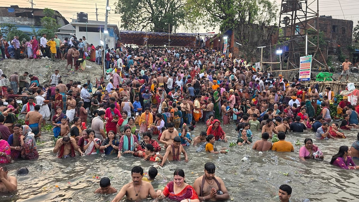 নারায়ণগঞ্জের বন্দর উপজেলার লাঙ্গলবন্দে ব্রহ্মপুত্র নদে তীরে সনাতন ধর্মাবলম্বীদের মহাষ্টমী স্নানোৎসব শুরু হয়েছে। বুধবার বিকেলে