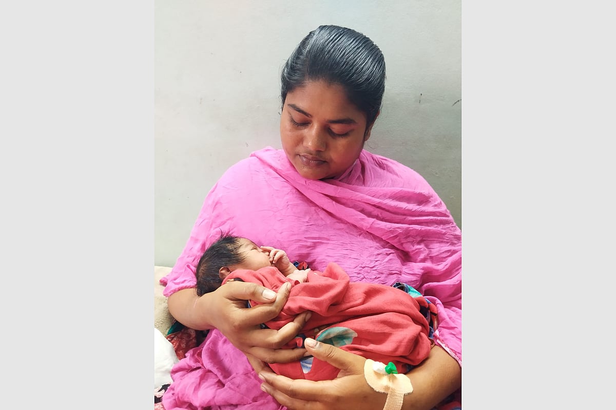 মা মুন্নীর কোলে সদ্য জন্ম নেওয়া শুভজিৎ