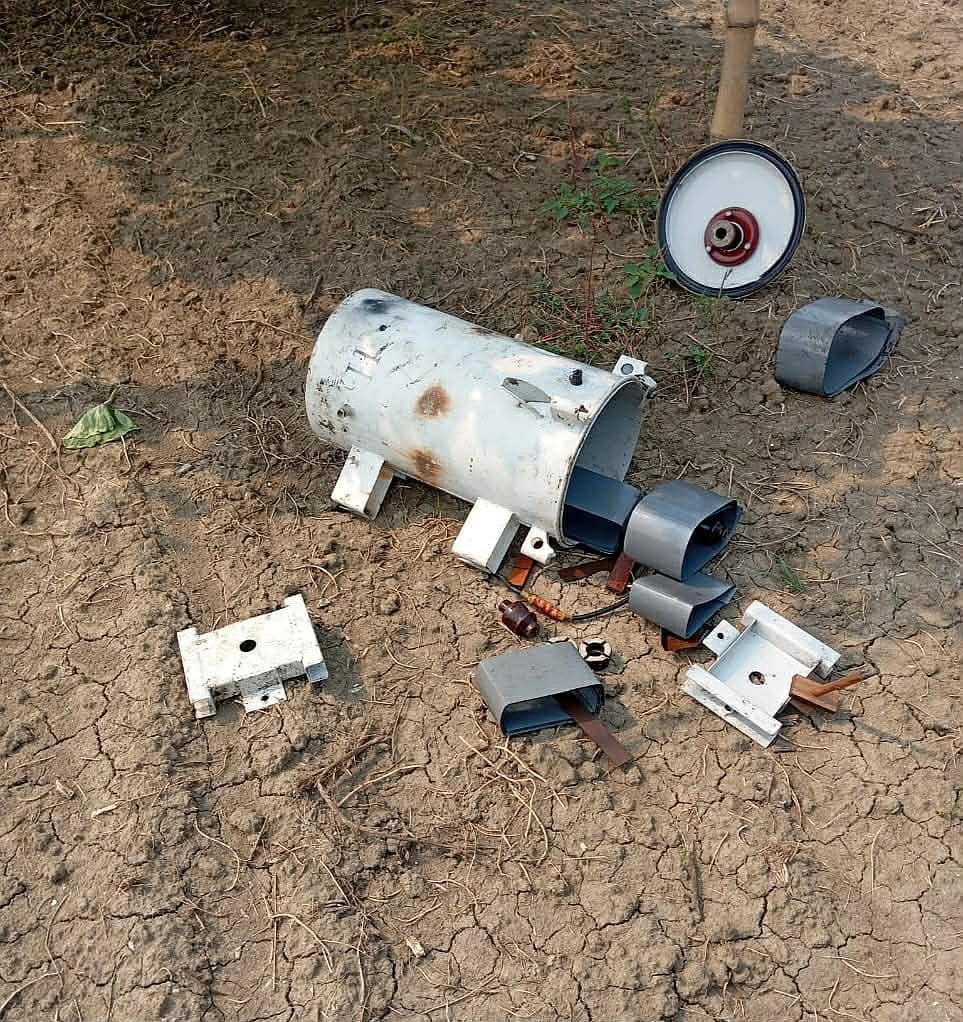 মাটিতে পড়ে আছে ট্রান্সফরমারের খোলস, ভেতরে যন্ত্রপাতি নেই। আজ বুধবার সকালে কুমারখালীর যদুবয়রা ইউনিয়নের জোতমোড়া গ্রামে