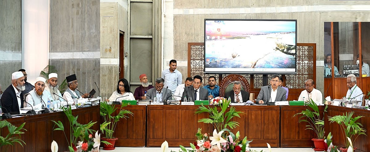 জাতীয় সংসদের কেবিনেট কক্ষে আজ বুধবার বিশেষ কমিটির প্রথম বৈঠকের মুলতবি বৈঠক হয়।