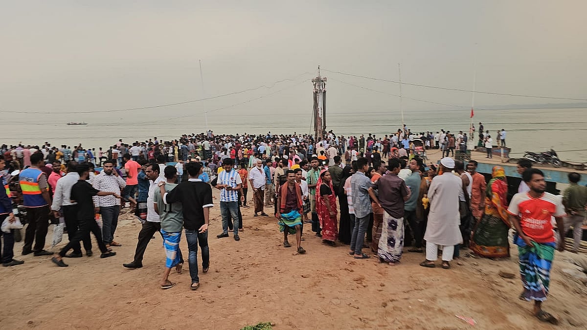 যাত্রীবাহী বাস পদ্মায় পড়ে যাওয়ার খবরে মানুষের ভিড়। আজ বুধবার বিকেলে রাজবাড়ীর দৌলতদিয়া ফেরিঘাটে