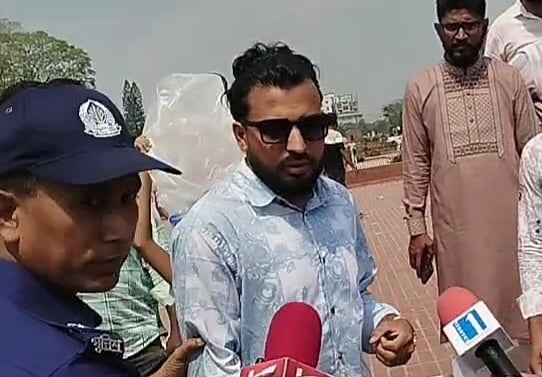 সাভারে জাতীয় স্মৃতিসৌধে কার্যক্রম নিষিদ্ধ আওয়ামী লীগের পক্ষে ফুল দেওয়ার সময় রকিবুল ইসলাম নামের একজনকে আটক করে পুলিশ। আজ বৃহস্পতিবার দুপুরে