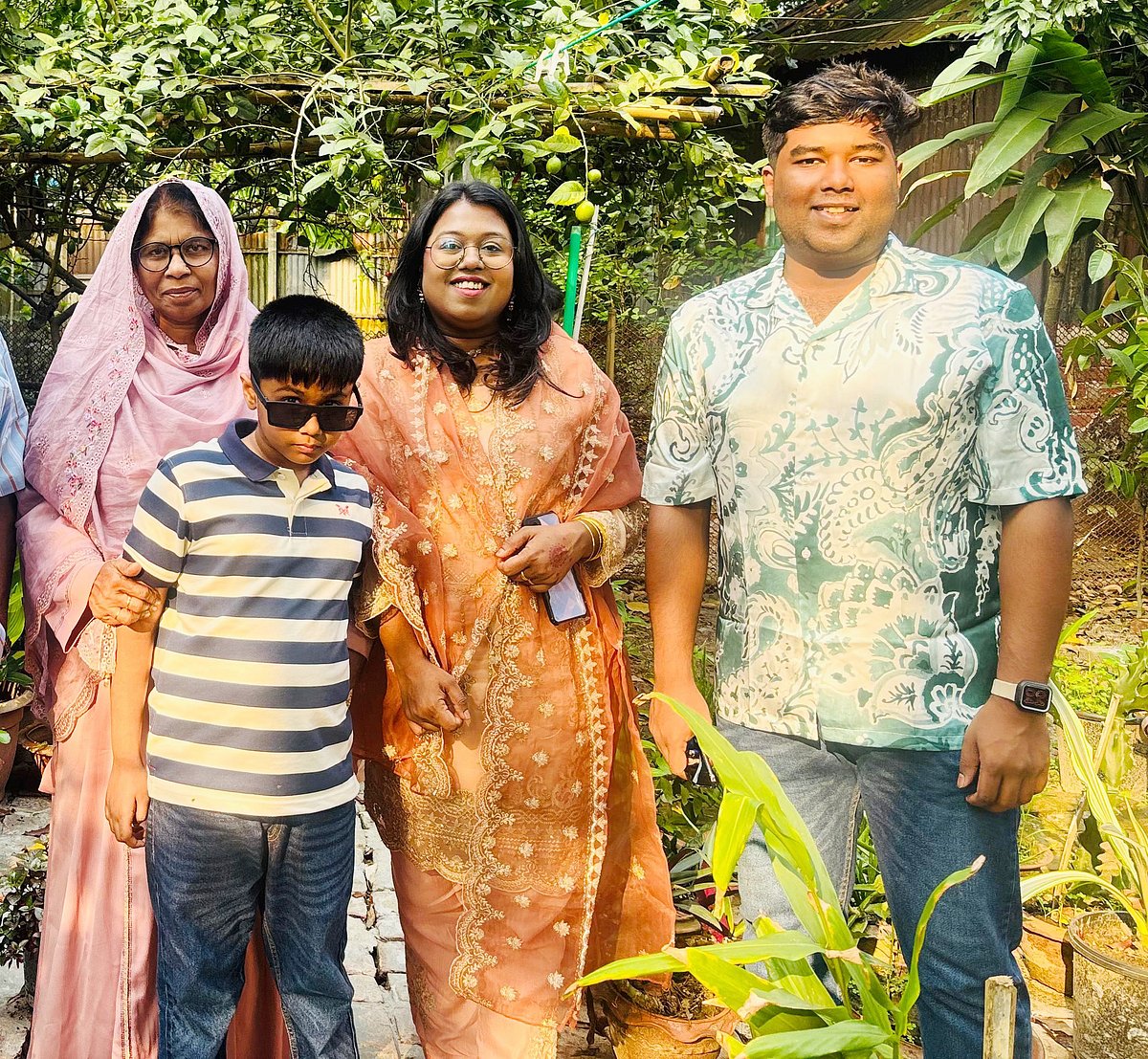 ছবিতে থাকা চারজনের মধ্যে চিকিৎসক ইসরাত জাহান (মাঝখানে চোখে চশমা) ছাড়া বাকি সবাই পদ্মায় বাসডুবিতে মারা গেছেন