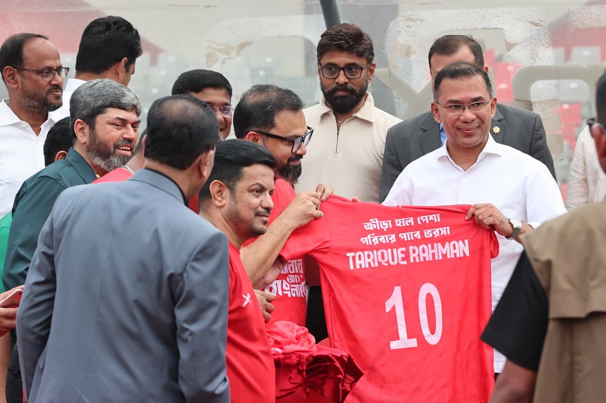 প্রধানমন্ত্রীকে তাঁর নাম লেখা জার্সি তুলে দেন ক্রীড়া প্রতিমন্ত্রী আমিনুল হক
