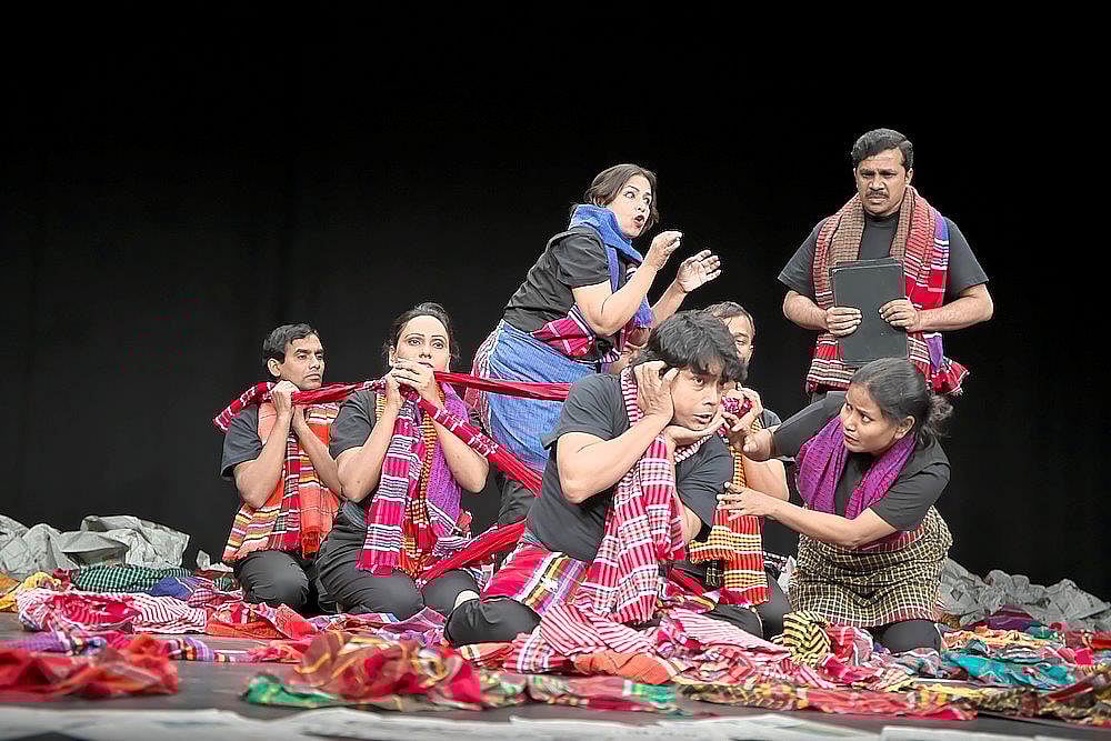 ত্রিংশ শতাব্দী’ নাটকের দৃশ্য। স্বপ্নদলের সৌজন্যে