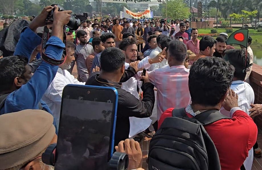 সাভারে জাতীয় স্মৃতিসৌধে শ্রদ্ধা নিবেদনের আগমুহূর্তে জাতীয় পার্টি ও জাতীয় ছাত্রশক্তির নেতা-কর্মীদের মধ্যে হাতাহাতি। বৃহস্পতিবার সকালে