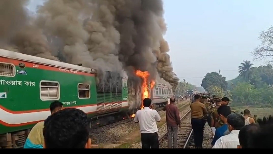 ঢাকামুখী চট্টলা এক্সপ্রেস নামে যাত্রীবাহী ট্রেনে আগুন। আজ সকাল ৭টার দিকে চট্টগ্রামের সীতাকুণ্ডের বিএম কন্টেইনার ডিপো এলাকায়