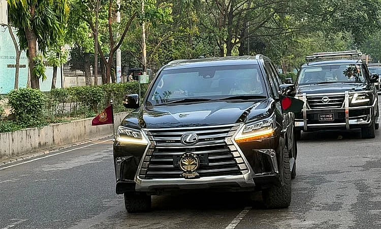 প্রধানমন্ত্রী হিসেবে তারেক রহমান দায়িত্ব গ্রহণের পর প্রথমবারের মতো আজই তাঁর গাড়ির স্ট্যান্ডে জাতীয় পতাকা সংযুক্ত করা হয়