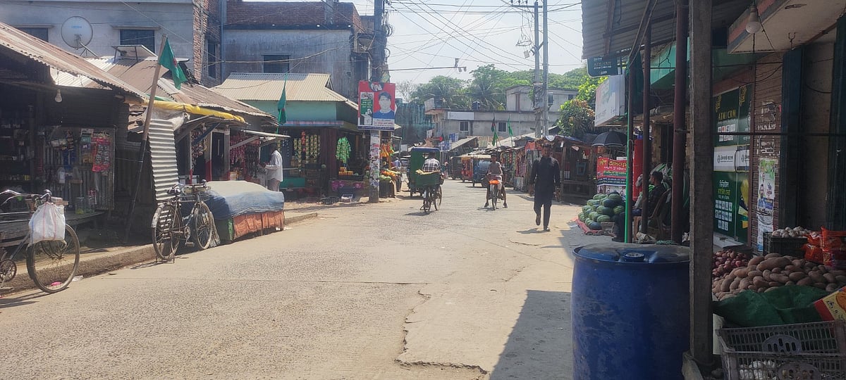 স্বাভাবিক সময়ে মোটরসাইকেল, অটোরিকশা ও ছোট যানবাহনের শব্দে ব্যস্ত থাকত সড়কটি। তবে জ্বালানি সংকটে এখন আর এ দৃশ্য নেই।  আজ দুপুরে সন্দ্বীপের ঘাটমাঝির হাট মোড় এলাকা থেকে তোলা