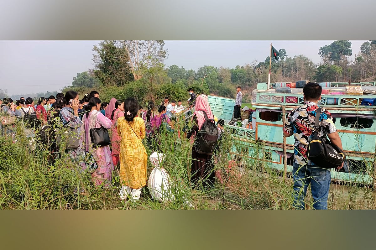 কাপ্তাই লেকে গাছে ধাক্কা লেগে ছিদ্র হওয়া লঞ্চ থেকে যাত্রীদের নামানো হচ্ছে। আজ সকালে রাঙামাটির জুরাছড়ি উপজেলার পাগুজ্যেছুরি এলাকায়