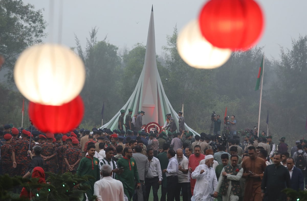 চট্টগ্রাম নগরের কাট্টলীর অস্থায়ী স্মৃতিসৌধে জনতার ঢল। আজ ভোরে