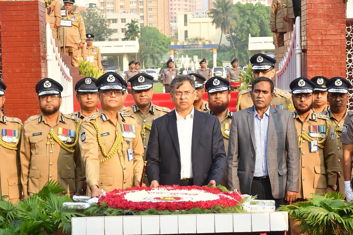 রাজারবাগ পুলিশ লাইনস স্মৃতিসৌধে স্বরাষ্ট্রমন্ত্রী সালাহউদ্দিন আহমদ ও পুলিশের মহাপরিদর্শক (আইজিপি) মো. আলী হোসেন ফকিরের শ্রদ্ধা