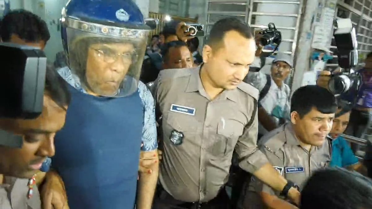 আদালতে শুনানি শেষে নিয়ে যাওয়া হচ্ছে ডিজিএফআইয়ের সাবেক মহাপরিচালক শেখ মামুন খালেদকে। আজ বৃহস্পতিবার ঢাকার সিএমএম আদালত প্রাঙ্গণে