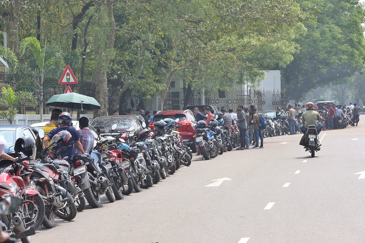 তেল ফিলিং স্টেশন থেকে তেল নিতে গাড়ি নিয়ে চালকদের দীর্ঘ সারি। বিজয় সরণি এলাকা, ঢাকা, ২৬ মার্চ