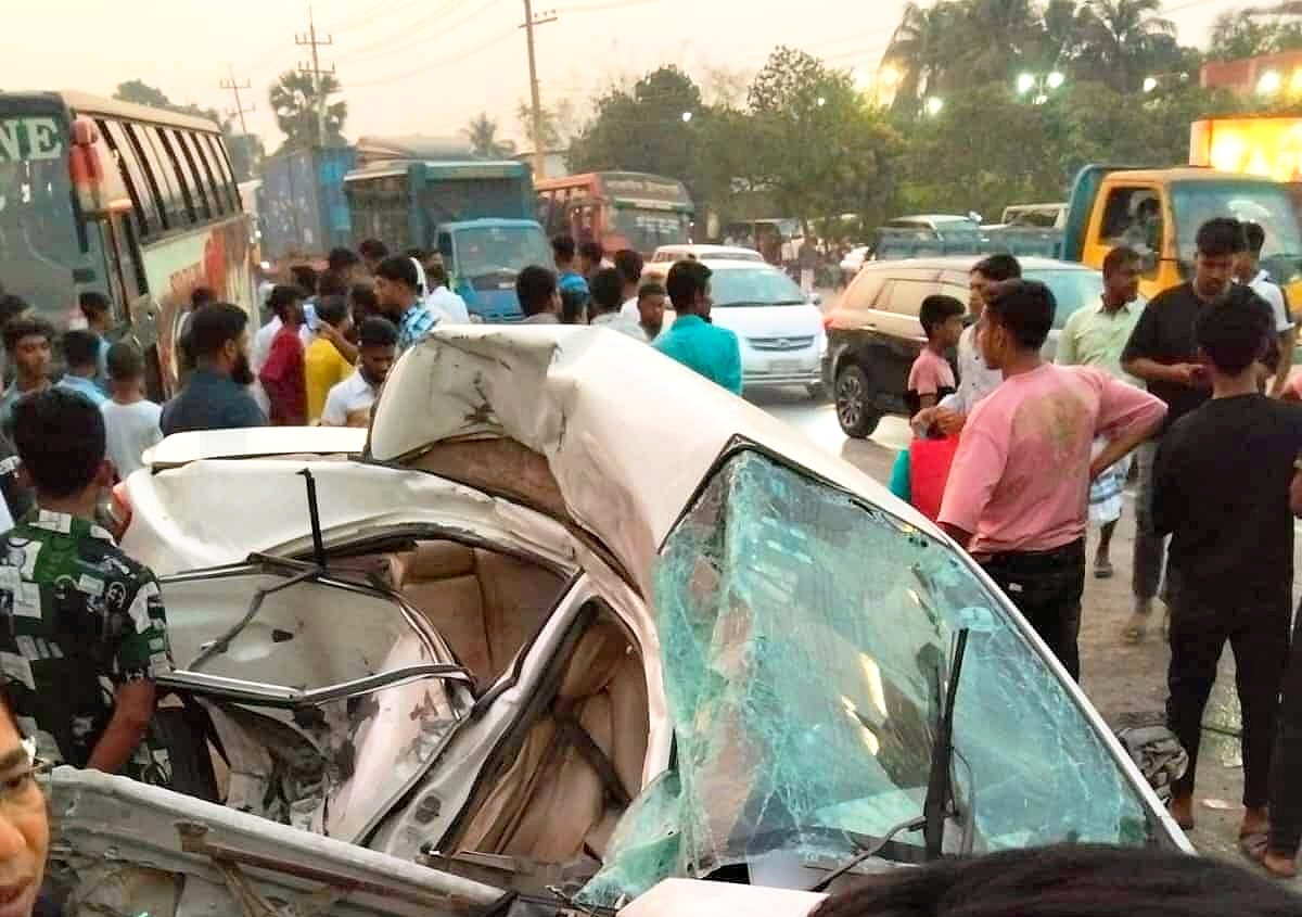 কুমিল্লায় বাসের ধাক্কায় দুমড়েমুচড়ে গেছে প্রাইভেট কার। বৃহস্পতিবার সন্ধ্যায় ঢাকা-চট্টগ্রাম মহাসড়কে বুড়িচং উপজেলার কালাকচুয়া এলাকায়