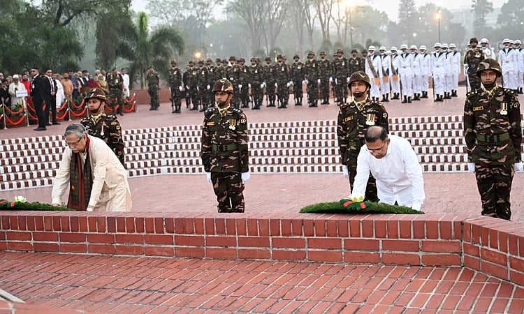 আজ বৃহস্পতিবার ভোরে সাভারে জাতীয় স্মৃতিসৌধে পুষ্পস্তবক অর্পণ করে রাষ্ট্রপতি ও প্রধানমন্ত্রী জাতির শ্রেষ্ঠ সন্তান বীর শহীদদের প্রতি শ্রদ্ধা জানান