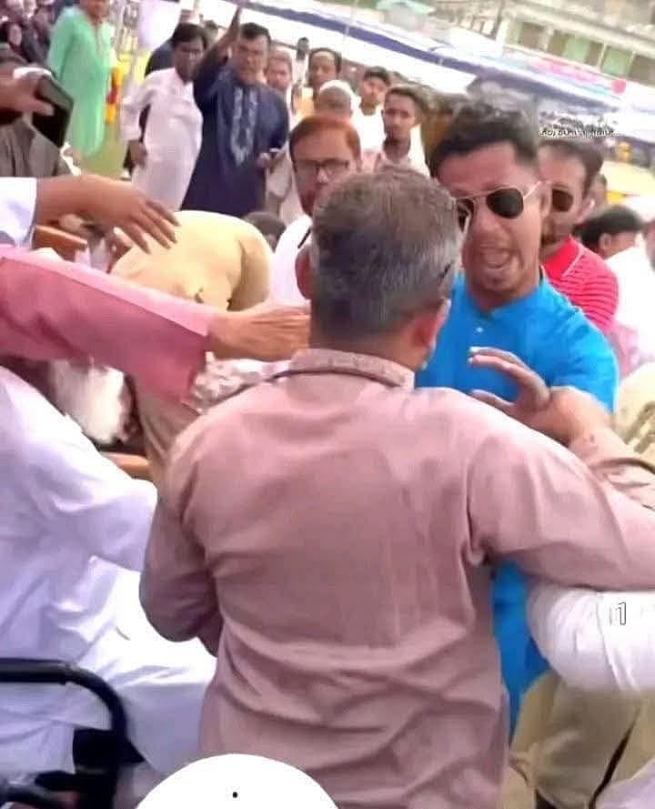 বাউফলে মহান স্বাধীনতা ও জাতীয় দিবসে চেয়ারে বসাকে কেন্দ্র করে বিএনপি ও জামায়াতে ইসলামীর নেতা–কর্মীদের মধ্যে হাতাহাতি হয়েছে। আজ বৃহস্পতিবার সকালে উপজেলা সদরের পাবলিক মাঠে