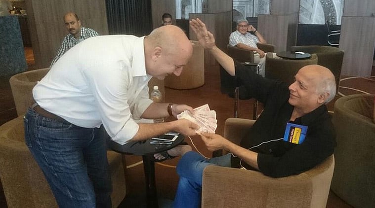 মহেশ ভাটকে টাকা দিচ্ছেন অনুপম। এক্স থেকে