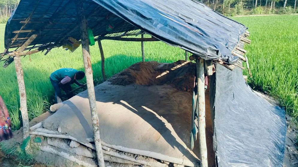 কক্সবাজারের চকরিয়া উপজেলার কাকারা ইউনিয়নের মুসলিম নগর এলাকায় বন্যহাতি হত্যার পর পুঁতে রাখা জায়গার ওপর একটি ছোট কাঁচাঘরও নির্মাণ করা হয়