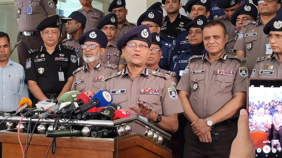 রাজশাহী মেট্রোপলিটন পুলিশের সদর দপ্তরে সাংবাদিকদের সঙ্গে কথা বলছেন আইজিপি মো. আলী হোসেন ফকির। শুক্রবার বিকেলে