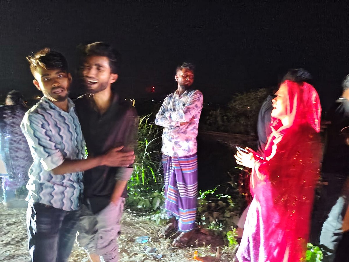 ট্রেনে কাটা পড়ে পাঁচজন নিহতের পর ঘটনাস্থলে স্বজনদের আহাজারি। শুক্রবার রাতে টাঙ্গাইলের কালিহাতী উপজেলার ধলাটেংগর এলাকায়