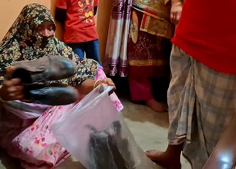 ছেলে খোরশেদ আলমের জুতা–কাপড় দেখিয়ে আহাজারি করছেন তাঁর মা ছাবেকুন্নাহার। গতকাল বিকেলে তোলা