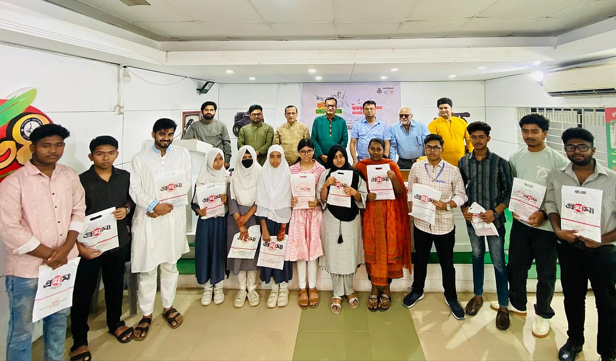 পাবনায় বন্ধুসভার আয়োজনে মুক্তিযুদ্ধ অলিম্পিয়াডে পুরস্কার বিজয়ী শিক্ষার্থীদের সঙ্গে অতিথিরা। শুক্রবার সকালে পাবনা প্রেসক্লাব মিলনায়তনে