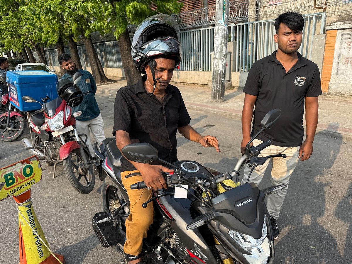 মোটরসাইকেলে তেল নিতে লাইনে অপেক্ষায় আছেন পলাশ রোজারিও। আজ শুক্রবার রাজধানীর বিজয় সরণি এলাকায়