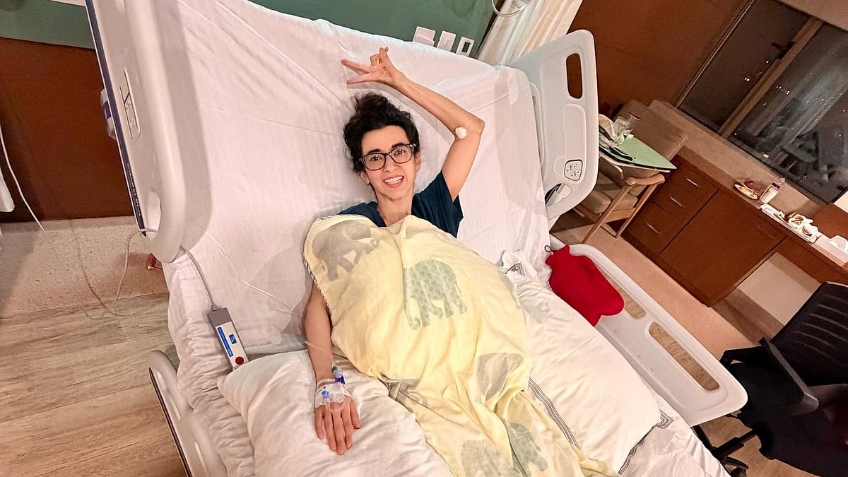 হাসপাতালের বিছানায় শুয়ে ছবিটি পোস্ট করেছেন সাবা আজাদ। অভিনেত্রীর ইনস্টাগ্রাম থেকে