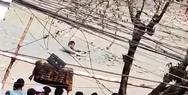 গ্রেপ্তার এড়াতে দৌড়ে ডোবায় লাফ দেন ছিনতাইকারী। আজ দুপুরে চট্টগ্রামের হালিশহরে