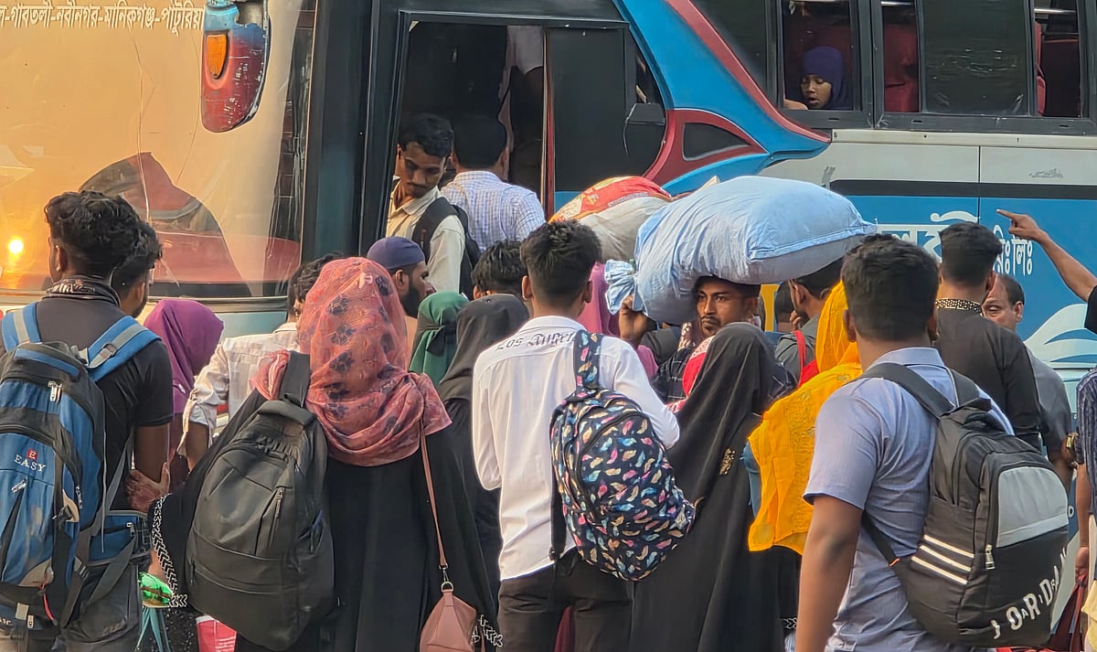 ঈদ শেষে কর্মস্থলে ফিরতে মানিকগঞ্জের পাটুরিয়া ঘাট এলাকায় মানুষের চাপ বেড়েছে। যাত্রীর তুলনায় বাস কম হওয়ায় প্রায় দ্বিগুণ বাসভাড়া দিয়ে গন্তব্যে যেতে হয় যাত্রীদের। শুক্রবার বিকেলে পাটুরিয়া বাস টার্মিনাল (পুরাতন ট্রাক টার্মিনাল) এলাকায়