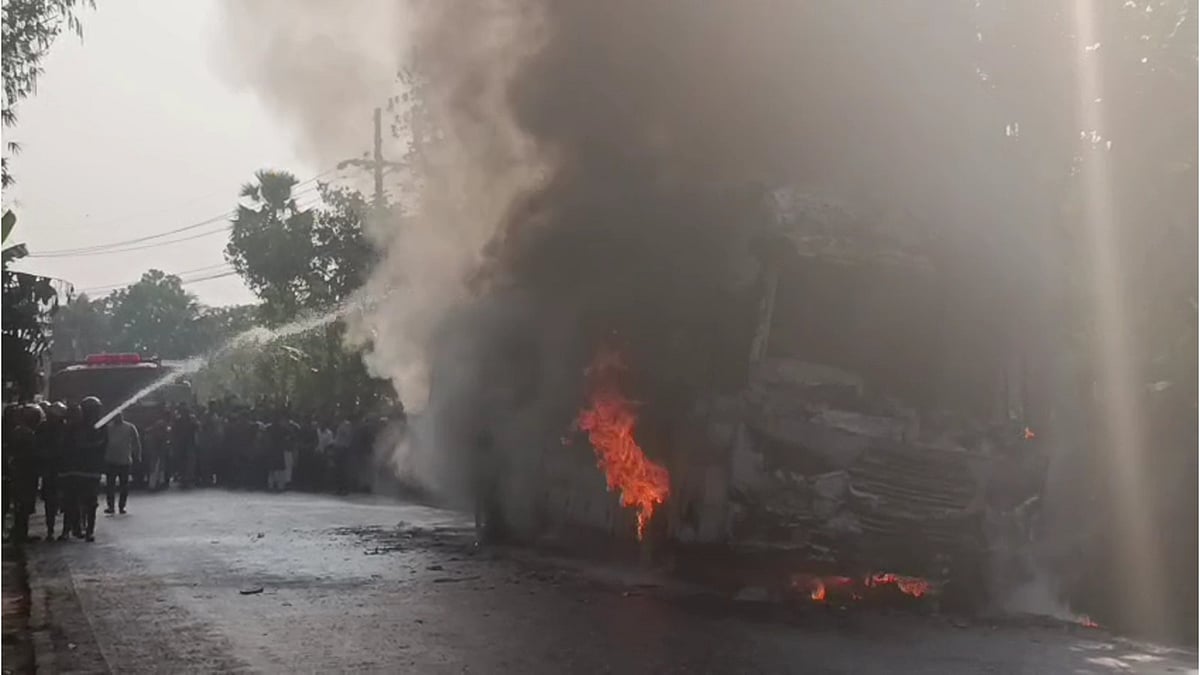 নড়াইল এক্সপ্রেস নামে যাত্রীবাহী একটি বাস আগুনে ভস্মীভূত হয়েছে। আজ শুক্রবার বিকেল সাড়ে চারটার দিকে যশোর-নড়াইল জাতীয় মহাসড়কের ফতেপুর এলাকায়