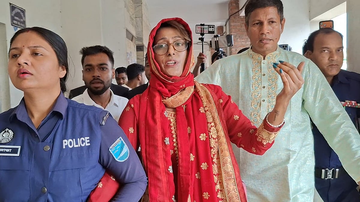 গ্রেপ্তার মডেল মোসা. সিমু আক্তার বৃষ্টি ওরফে মিষ্টি সুবাসকে আদালতে হাজির করে পুলিশ