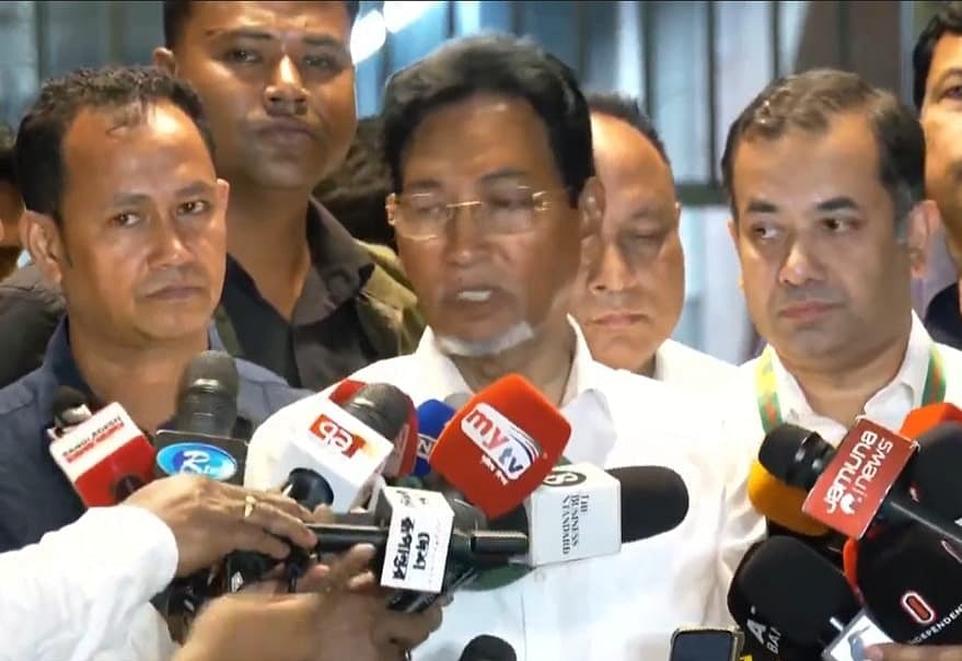 বিএনপির সংসদীয় দলের সভা শেষে সাংবাদিকদের সঙ্গে কথা বলেন জাতীয় সংসদের চিফ হুইপ নূরুল ইসলাম। জাতীয় সংসদ ভবন। ২৮ মার্চ