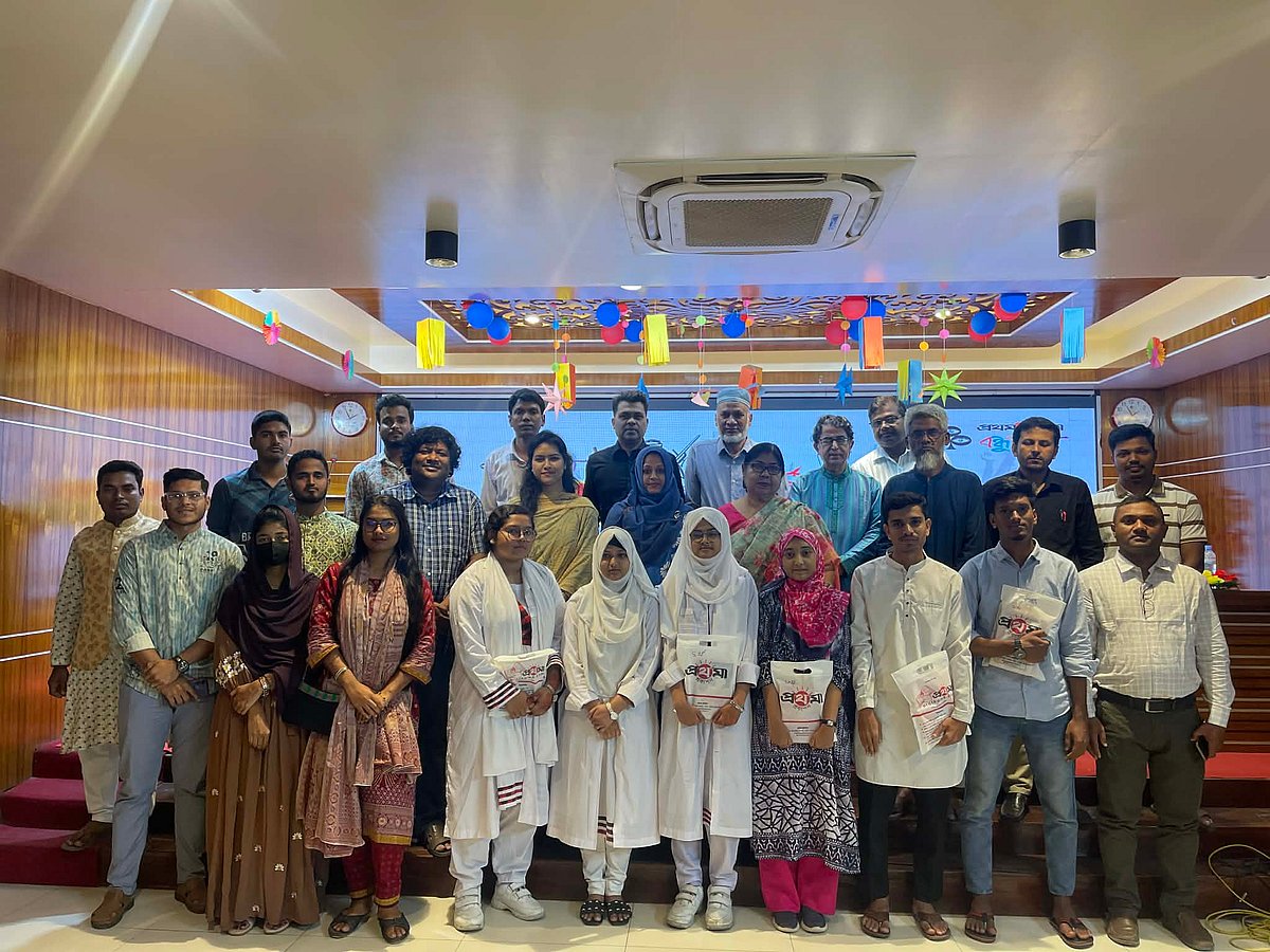 কুষ্টিয়ায় বন্ধুসভার মুক্তিযুদ্ধ অলিম্পিয়াডে বিজয়ীদের সঙ্গে অতিথিরা। আজ বেলা ১১টার পর শহরের হাউজিং এলাকায় এডুকেয়ার আইডিয়াল স্কুল অ্যান্ড কলেজের মিলনায়তনে