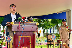 বর্তমান পোশাকে পুলিশ বাহিনী সন্তুষ্ট নয়: স্বরাষ্ট্রমন্ত্রী