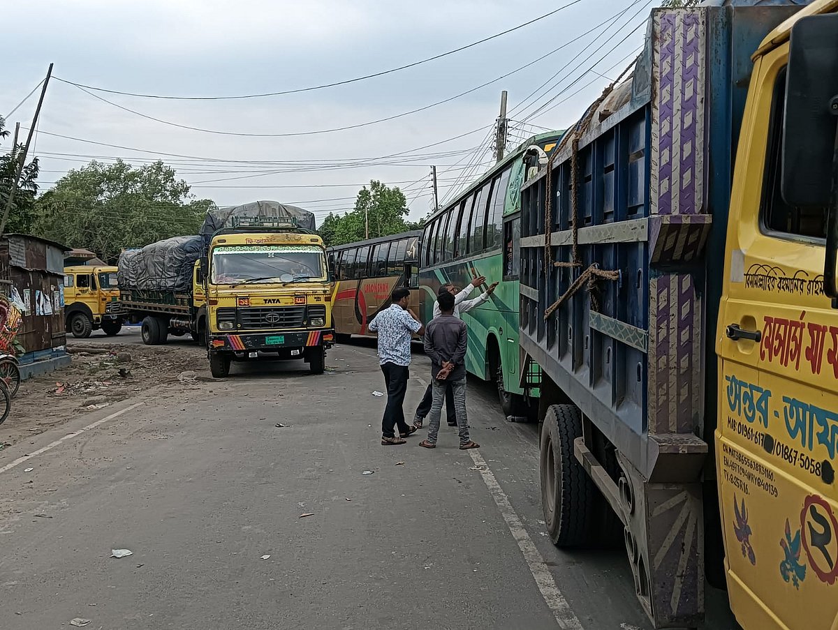 দৌলতদিয়া-পাটুরিয়ায় প্রায় ৪ ঘণ্টা ফেরি চলাচল বন্ধ থাকায় গাড়ির দীর্ঘ সারি হয়। আজ শনিবার সকালে