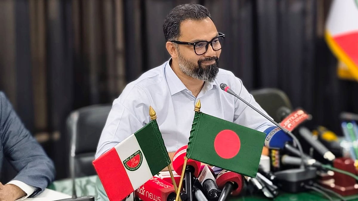 সংবাদ সম্মেলনে কথা বলছেন যুব ও ক্রীড়া প্রতিমন্ত্রী এবং জাতীয় ক্রীড়া পরিষদের চেয়ারম্যান আমিনুল হক